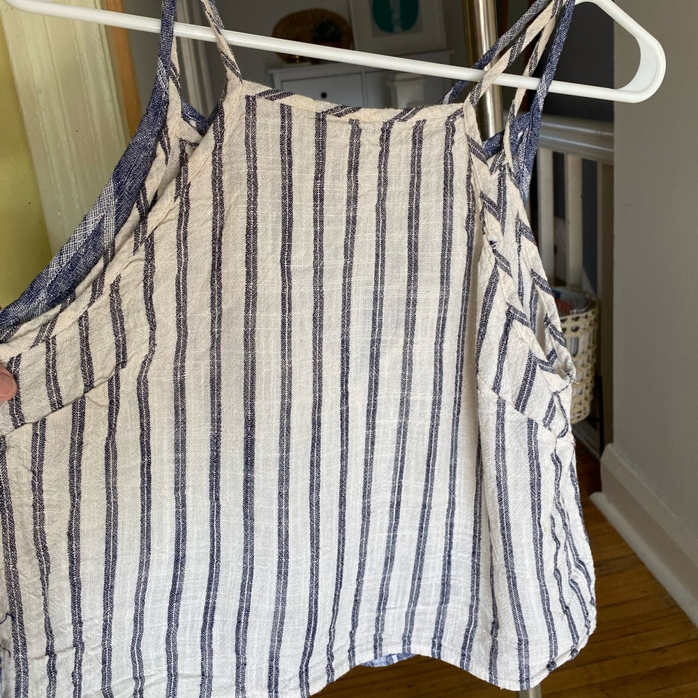 Cropped Linen Tops - Picture 2 of 5
